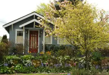 une maison avec jardin