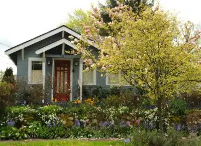 une maison avec jardin